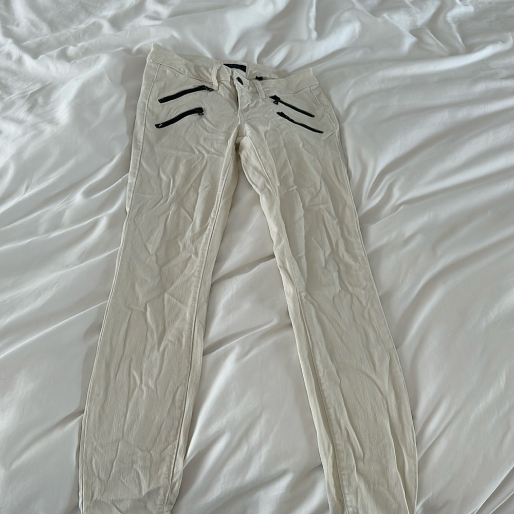 BEBE off white back hardware size 26 jeans